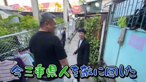 細い階段