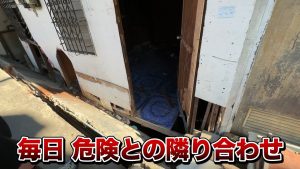 ドアの前に溝がある様子
