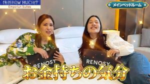 【Emporium Suites by Chatrium】ベッドに寝そべるナビゲーターたち