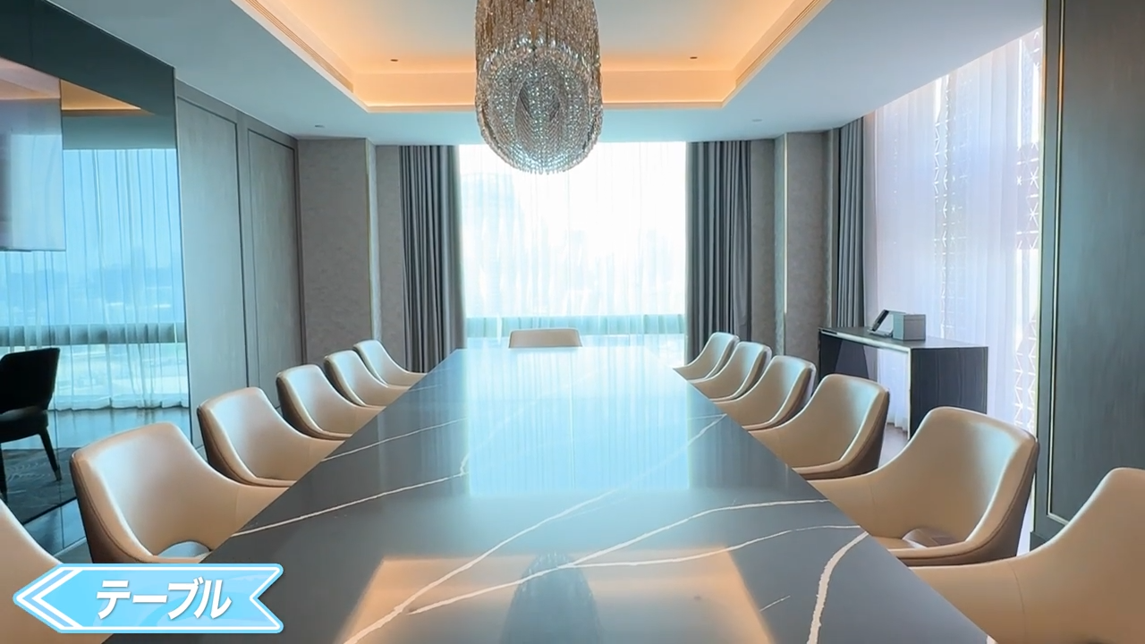 【Chatrium Grand Bangkok】リビングの大きなテーブルと椅子