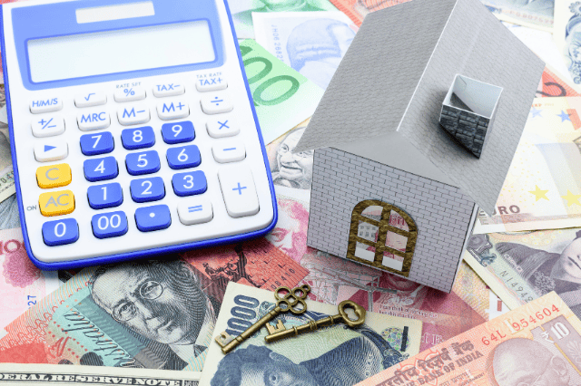 家のミニチュアと電卓