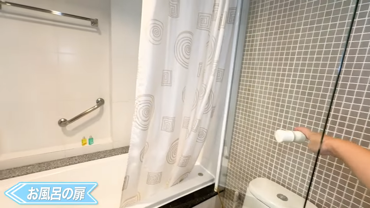 【Silom Lofts】お風呂の扉