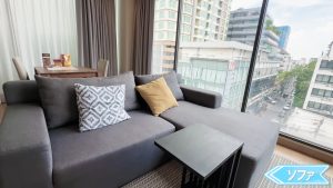 【The Residence on Thonglor】リビングのソファ