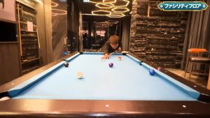 【Hampton Residence Thonglor】ビリヤードをする武井壮さん