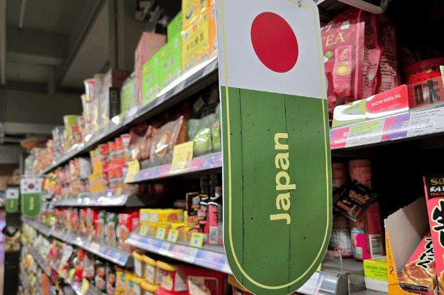 日本の食品が店頭に並んでいる様子
