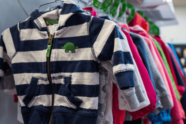 子供服がハンガーにかけられて並んでいる