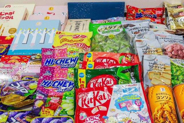 日本のお菓子が並べられている