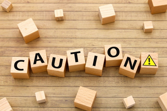 CAUTIONと書かれた木のブロック